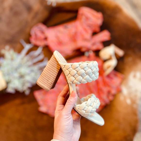 NEW SHU SHOP heaven heels in white - Picture 3 of 3